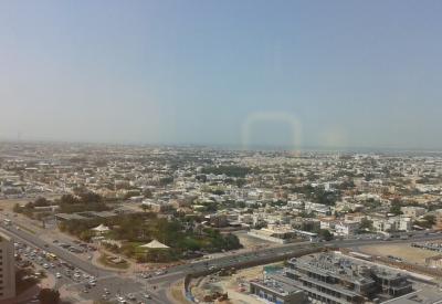 海側。左、水平線近に小さくﾌﾞﾙｼﾞｭ　ｱﾙ　ｱﾗﾋﾞｱが、