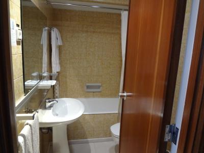 ちゃんとバスタブもありました。