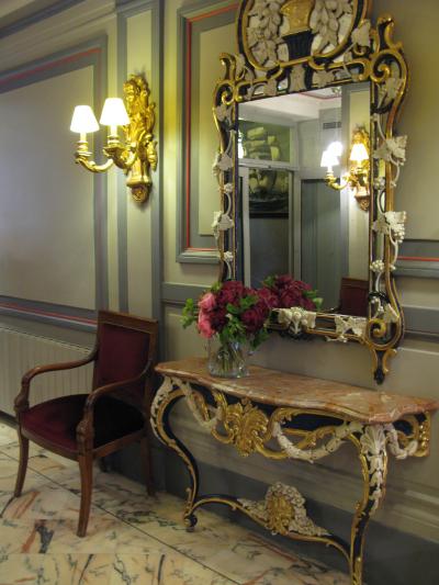 フレンドリーで親切なフロントパーソン