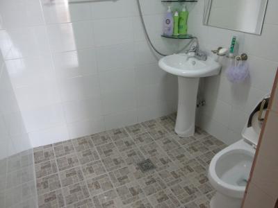 部屋の奥にあるシャワーとトイレです