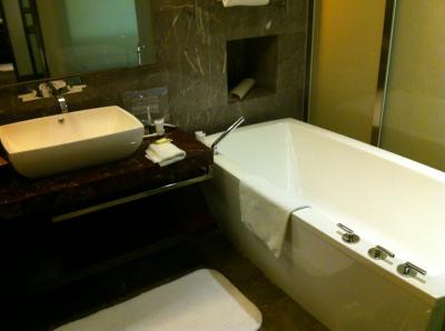 お風呂はバスタブとシャワールームが別のタイプです。