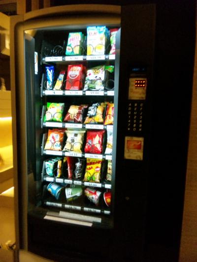 スナック類自動販売機。オクトパスのみ使用可。