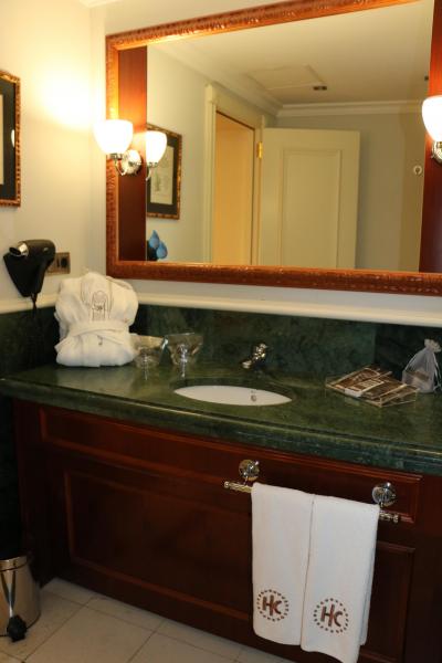 広い洗面台で化粧品類を広げられ、使いやすかったです。