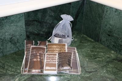 巾着を開けると中にバスジェルや石鹸が！