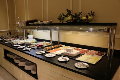 朝食のハム、スモークサーモン、チーズ、フルーツ・・・などなど