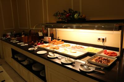 朝食のスパニッシュオムレツ、卵料理、ソーセージ・・・などなど