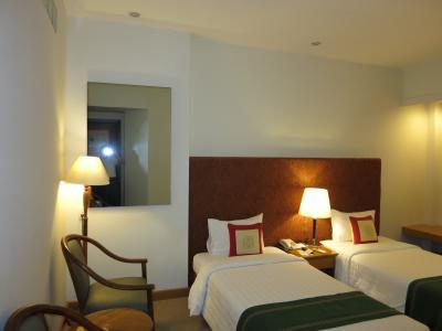 ロケーションはよいし、部屋もきれいで問題なかったが、エアコンが壊れていて修理出来るまでずいぶん時間がかかった