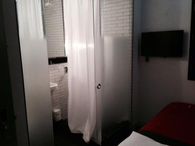 ベッドのすぐ横にトイレ、シャワー室