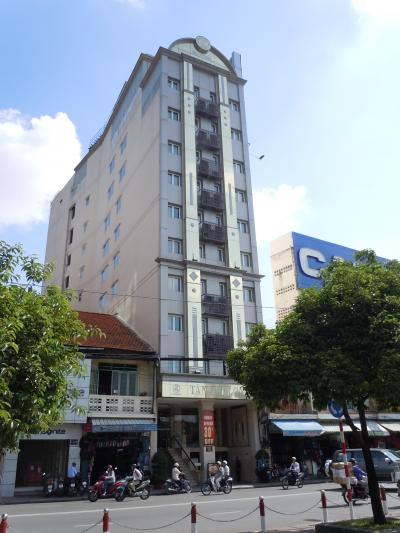 ベンタイン市場の隣、部屋からは9/23公園の東端が正面に見える位置にあり、ドンコイ通りまで徒歩約１０分と便利