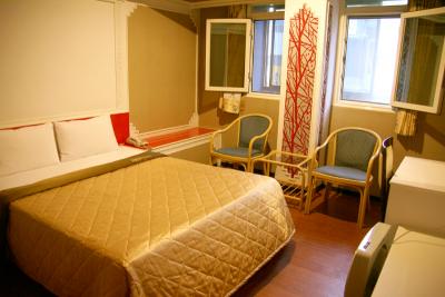 一見オシャレな室内。しかし、ピンクの雰囲気が…