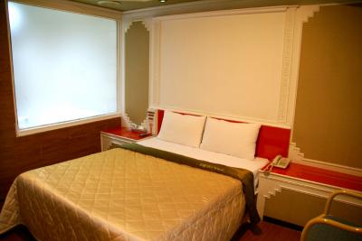 ベッドの横にいかがわしい照明ボタン、そしてすりガラス…