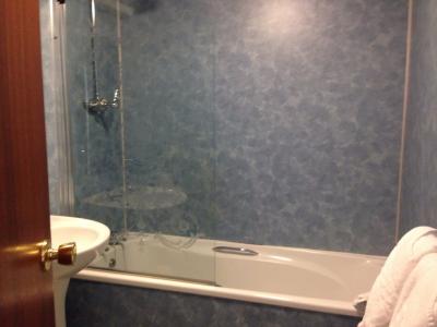 ちょっと狭め〜洗面台の物を置くスペースほとんど無し。