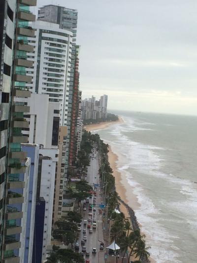 ホテルの客室から撮影、左側の高層ビルがホテル