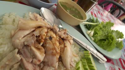 地元の人でにぎわうカオマンガイ屋さん。