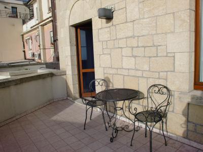 バルコニーです。椅子とテーブルがありました。