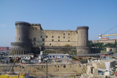 ヌオーヴォー城と遺跡発掘現場