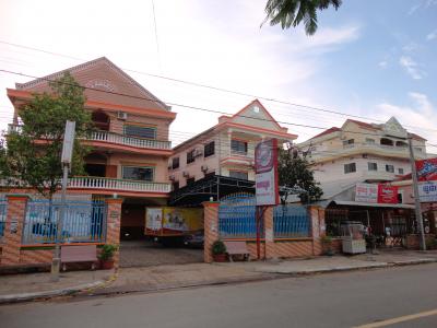 ３軒並んだ一番左が『モｰハオウトドム ホテル』です。