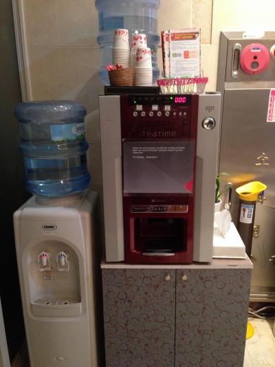 フロントのある１５階にウォーターサーバー、観光ガイドなど