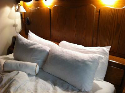 ベッドが一つでどでかくてやたらと枕が多い。。。