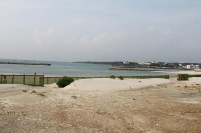 与論島の繁華街にある地元感ただよう海岸