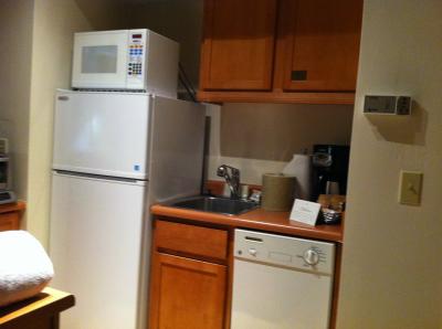 鍋や包丁など道具は揃ってます。料理するならおすすめです