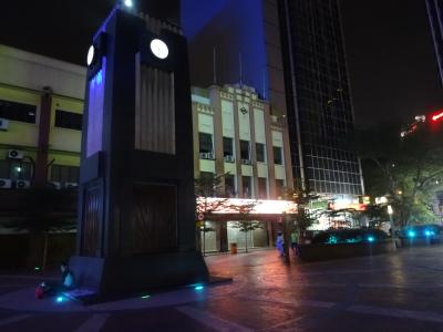 夜ホテルの前の広場は宿のない人が