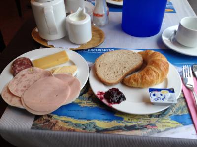 朝食ビュフェ。十分満足です。