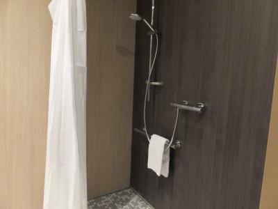 このカーテンが短いのが難点