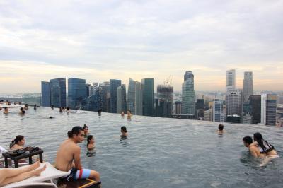 夜景がとっても綺麗。インフィニティープールからの景色は絶景。