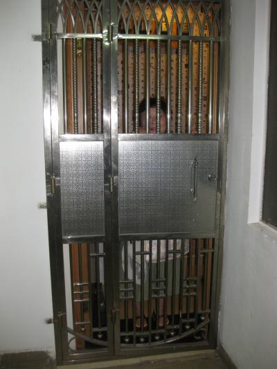 客室部分の入口、鉄格子の鍵を開けて入る