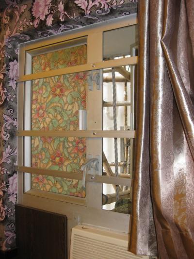 客室内側に何故か鉄格子が、不可解な設備です。