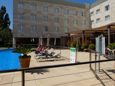 宿泊棟にコの字に囲まれた中庭にはプールも。