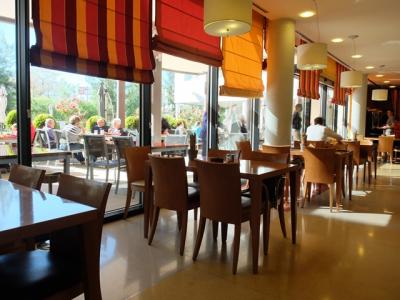 朝食会場。お天気がよければ、プールサイドが気分よし。