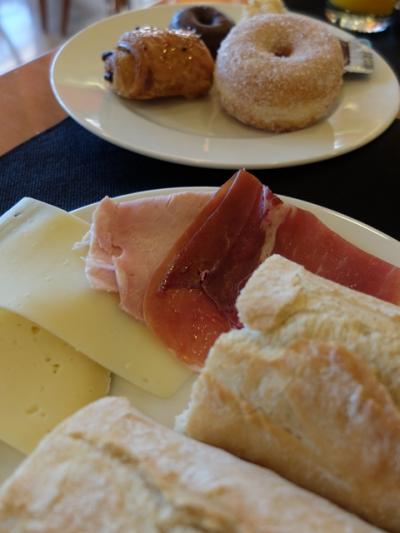 朝食ブッフェの例。このほか、サラダや果物類も品揃えよし。