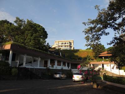 手前が共用プール。その上がトパーズホテル