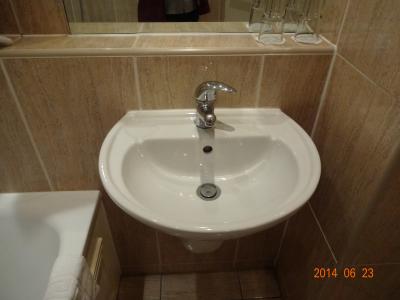 この洗面所の蛇口からも熱湯！