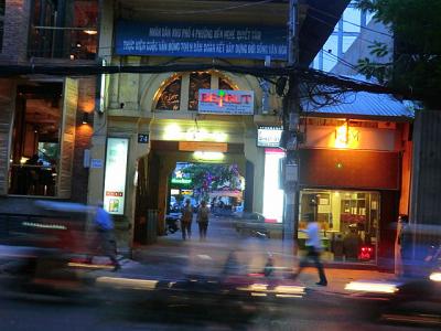 ザ・リファイナリーと間違えて入ったけれど、ワインの数がハンパものじゃなかった。