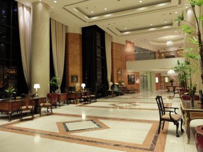 ロビー周辺も高級感ある造り。