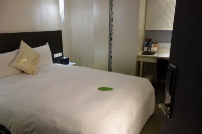 扉を開けるとベットがどーん。