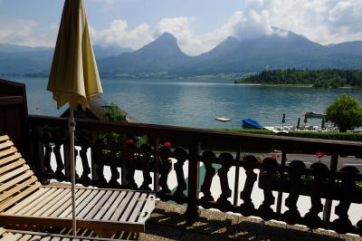 デッキからヴォルフガング湖を望む