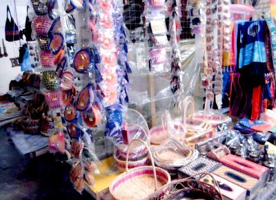 お土産を買いにブラブラ～！