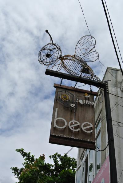 近くのカフェ・・Bee Cafe   