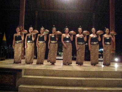 バリ舞踊、ジャワ舞踊を見ながら、王宮スタイルのディナーを・・