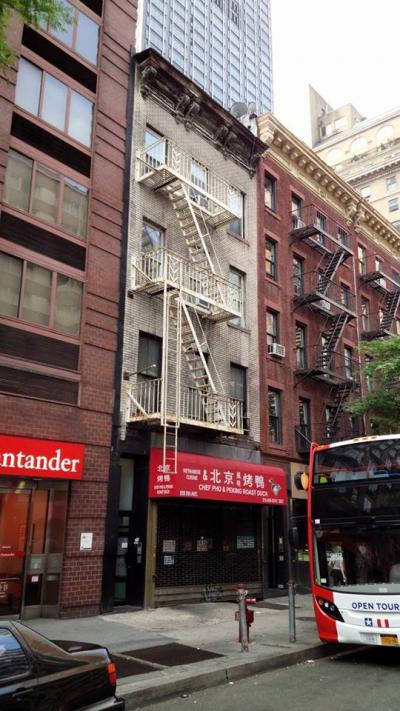 よく言えば、ウエストサイドストーリーにでてくるようなビル。