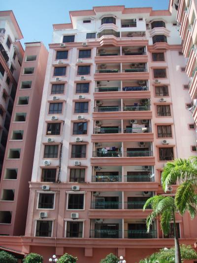 プールから見た建物。