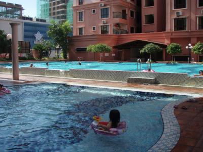 手前が子供用プール。奥が大人用プール。