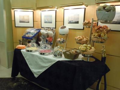 バイキングコーナー。反対側はシリアルと少しのフルーツ。