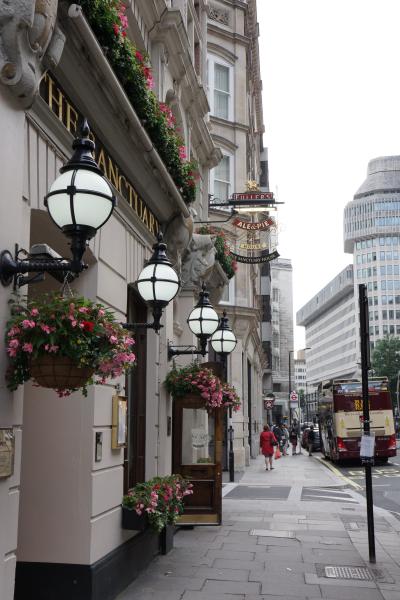 イギリスのホテルの入り口は小さい。フロントは２階にあります