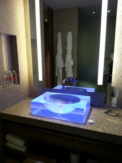 青ーく発光する洗面台