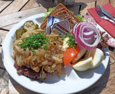 ハンバーグとニシン　ボリュームたっぷり